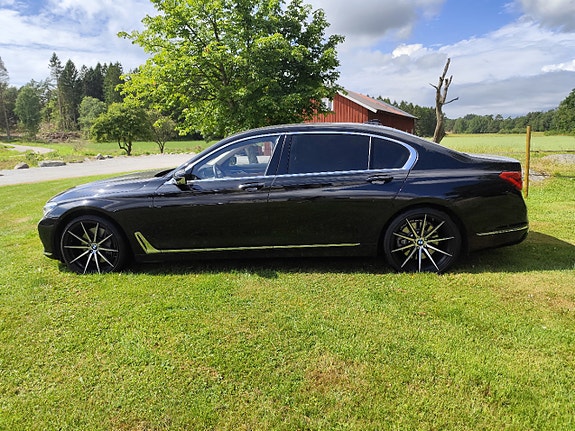 BMW 750Li 2 of 26