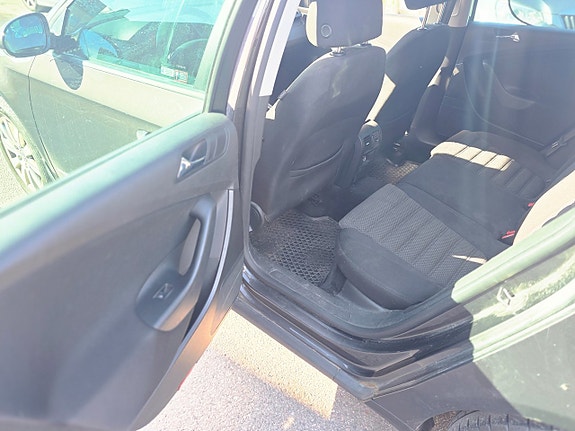 Volkswagen Passat 12 of 18