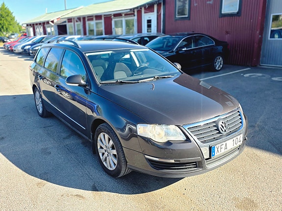 Volkswagen Passat 2 of 18