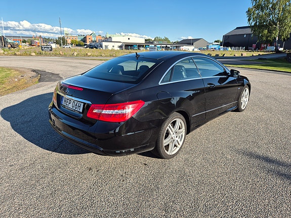 Mercedes-Benz E220 2 of 13