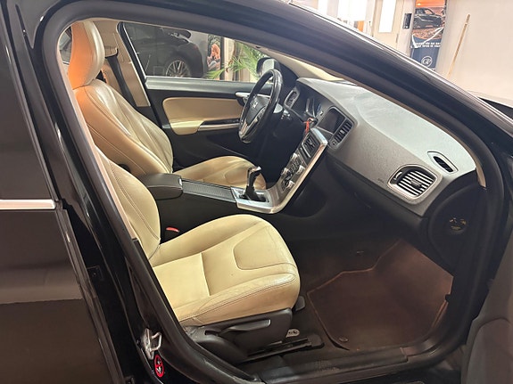 Volvo V60 11 of 14