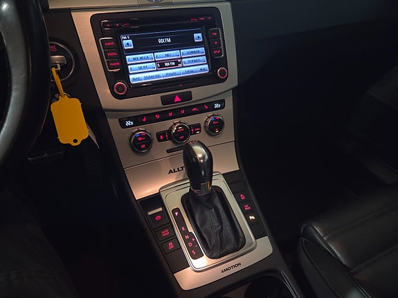Volkswagen Passat Alltrack 12 of 14