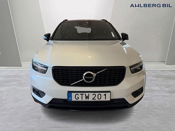 Volvo XC40 4 of 17