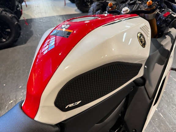 Yamaha R7 World GP 60th Anniversary Edi.  65mil 4 of 10