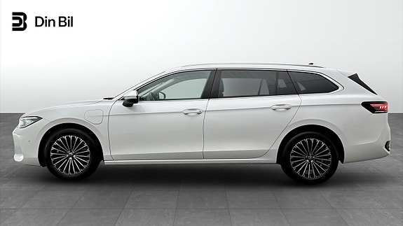 Volkswagen Passat 2 of 19