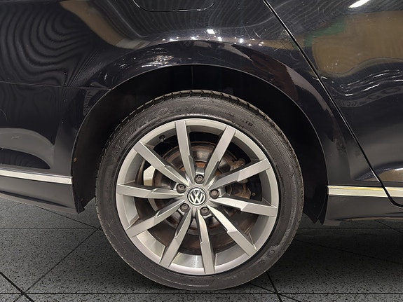 Volkswagen Passat 15 of 30