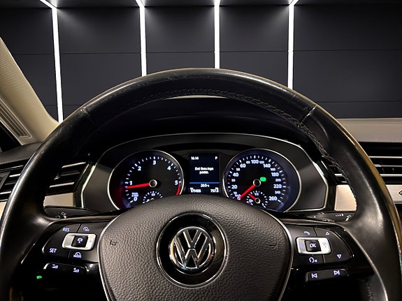 Volkswagen Passat 25 of 30