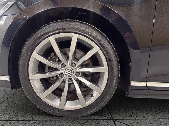 Volkswagen Passat 13 of 30