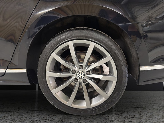Volkswagen Passat 16 of 30