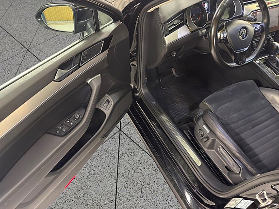 Volkswagen Passat 18 of 30