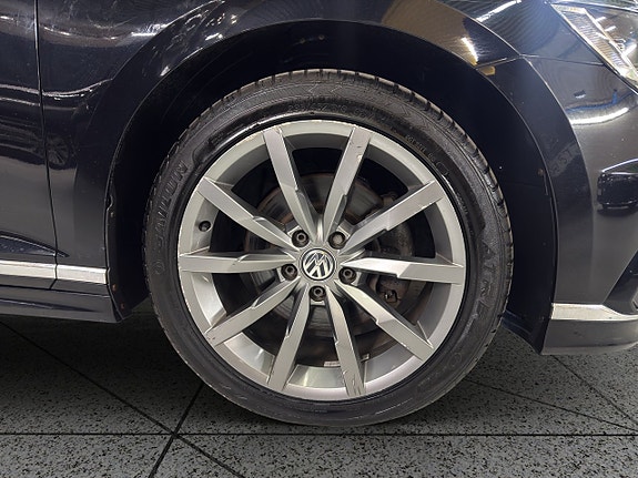 Volkswagen Passat 14 of 30