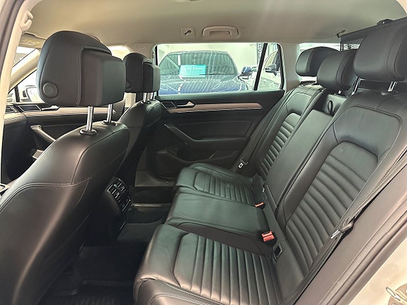 Volkswagen Passat 12 of 16