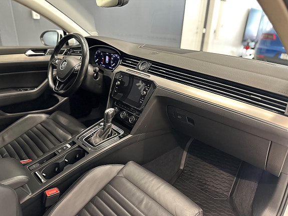 Volkswagen Passat 10 of 16