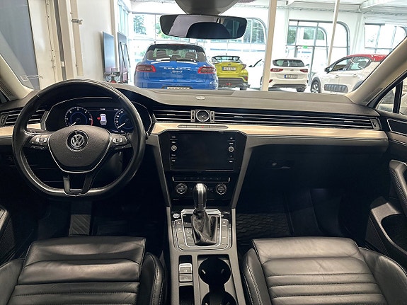 Volkswagen Passat 11 of 16