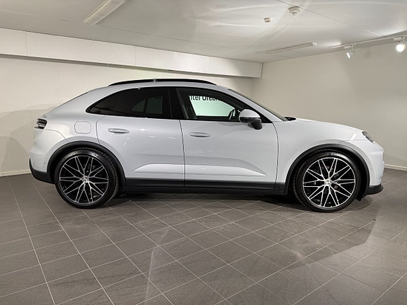 Porsche Macan 4 17 of 21