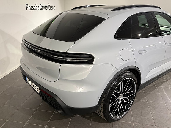 Porsche Macan 4 19 of 21