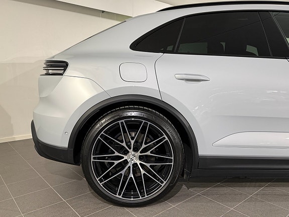 Porsche Macan 4 18 of 21