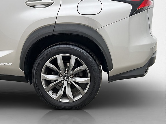 Lexus NX300h 25 of 27