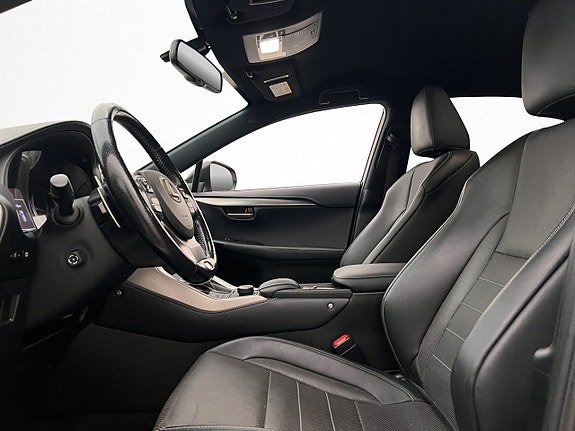Lexus NX300h 13 of 27