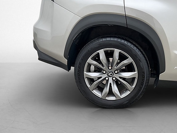 Lexus NX300h 26 of 27