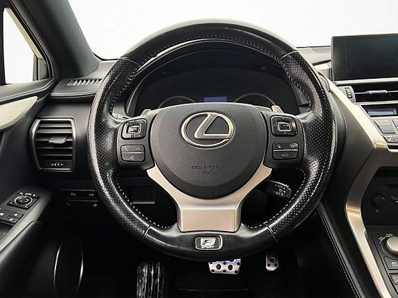 Lexus NX300h 11 of 27