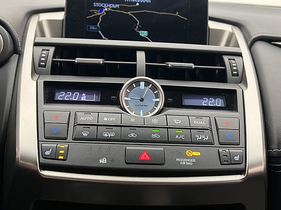 Lexus NX300h 18 of 27
