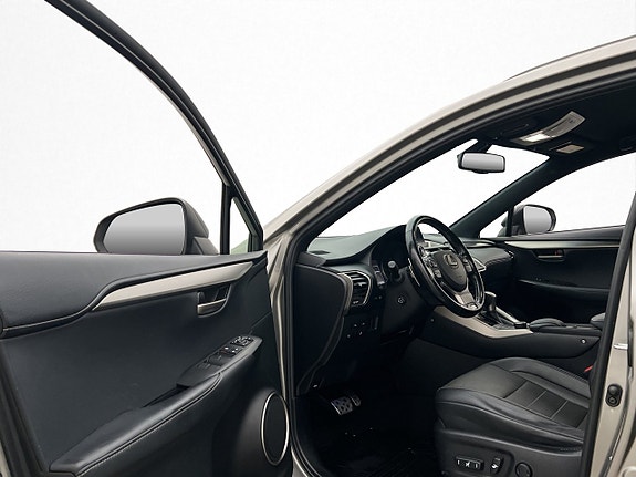 Lexus NX300h 12 of 27