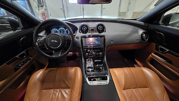 Jaguar XJ 26 of 30