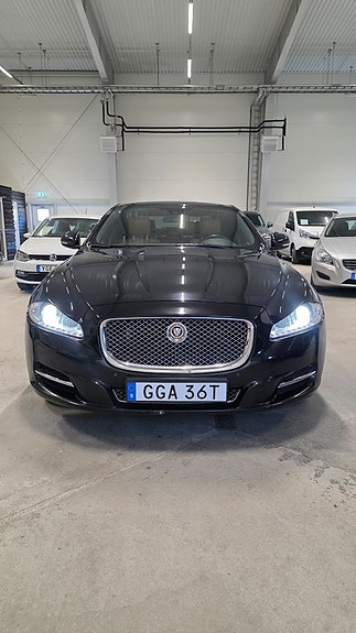 Jaguar XJ 9 of 30