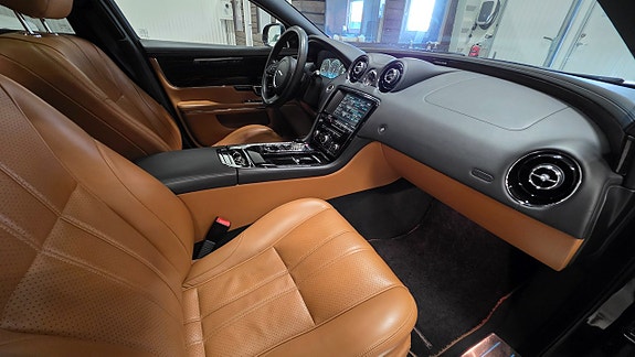 Jaguar XJ 27 of 30