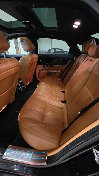 Jaguar XJ 24 of 30