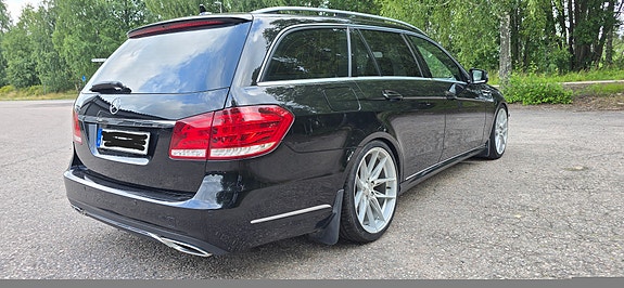 Mercedes-Benz E220 2 of 9