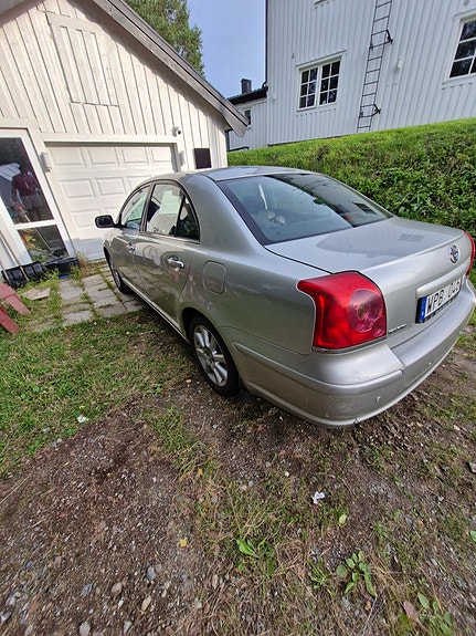 Toyota Avensis 2 of 8