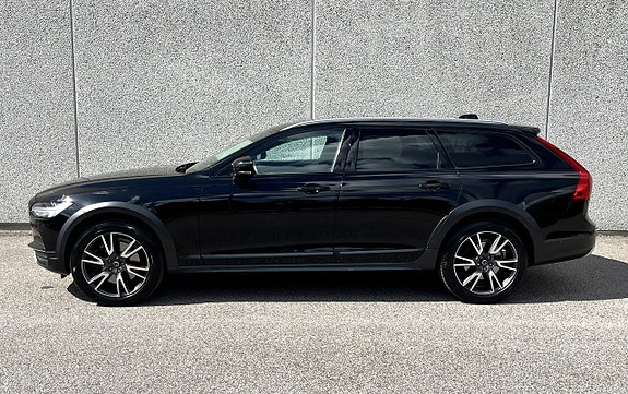 Volvo V90 Cross Country 2 of 9