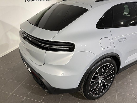 Porsche Macan 4 15 of 17