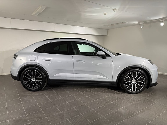 Porsche Macan 4 14 of 17