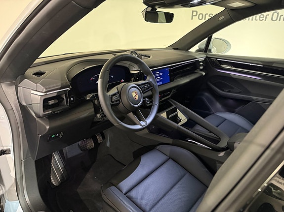 Porsche Macan 4 8 of 17