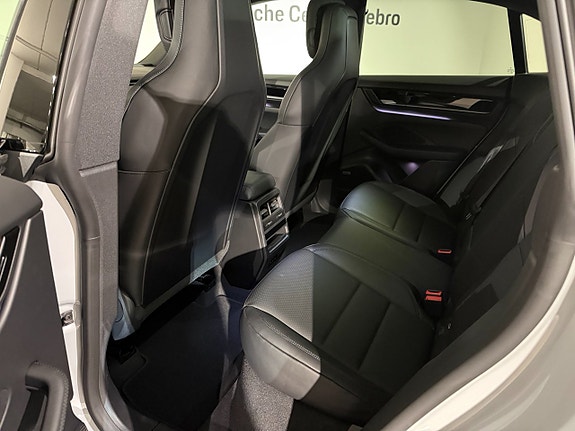 Porsche Macan 4 5 of 17