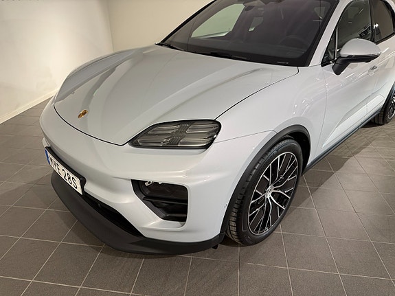 Porsche Macan 4 7 of 17