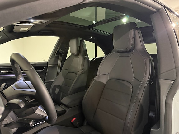 Porsche Macan 4 10 of 17