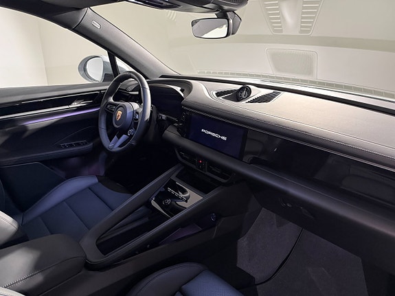 Porsche Macan 4 16 of 17
