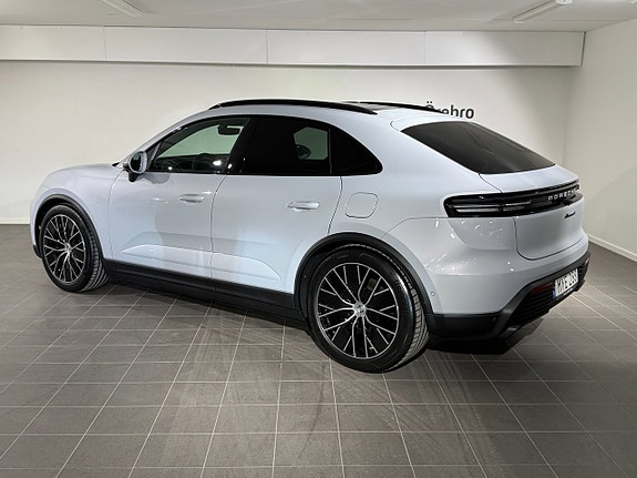 Porsche Macan 4 2 of 17