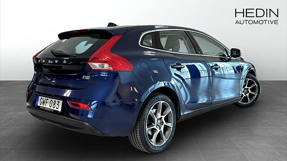 Volvo V40 2 of 9