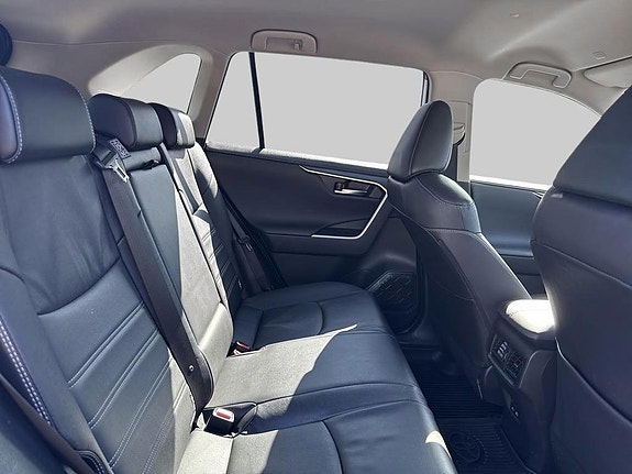 Toyota RAV4 7 of 12
