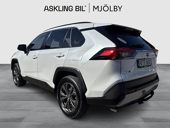 Toyota RAV4 2 of 12