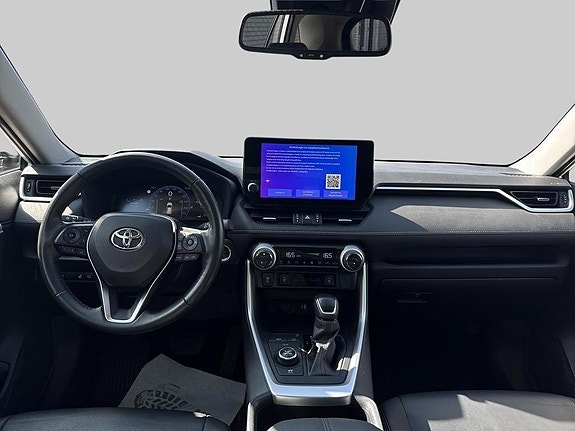 Toyota RAV4 8 of 12