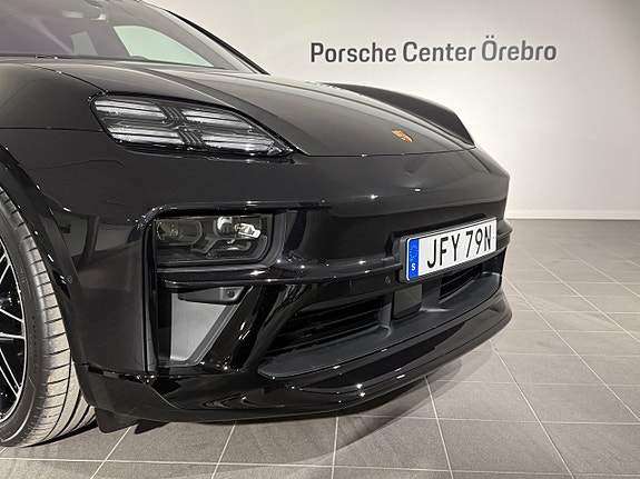 Porsche Macan 4 2 of 17