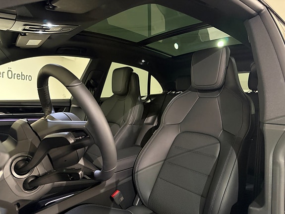 Porsche Macan 4 14 of 17