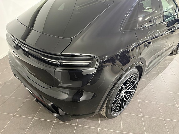 Porsche Macan 4 4 of 17