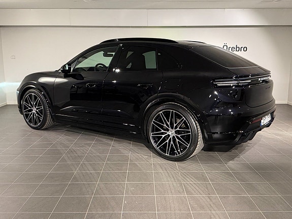 Porsche Macan 4 8 of 17